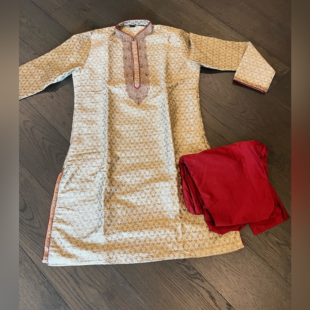 Indian kurta set.